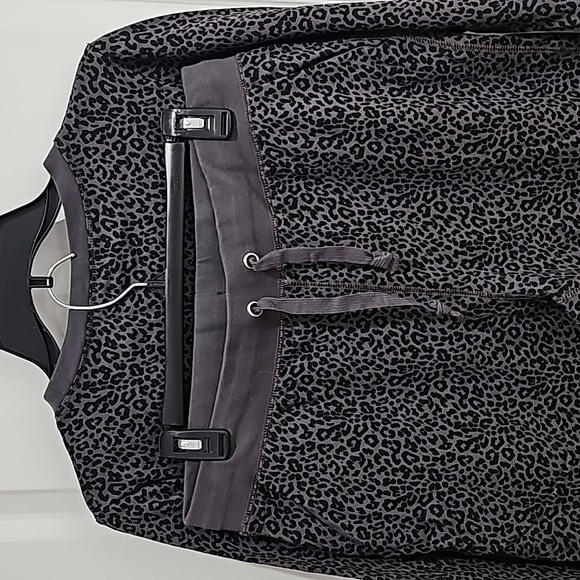 J. Crew Size Medium Leopard Print Sweatshirt and Sweatpants Bundle - like new - Picture 10 of 11